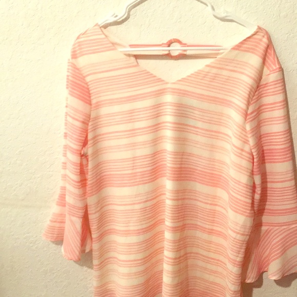 A blouse - Picture 1 of 2